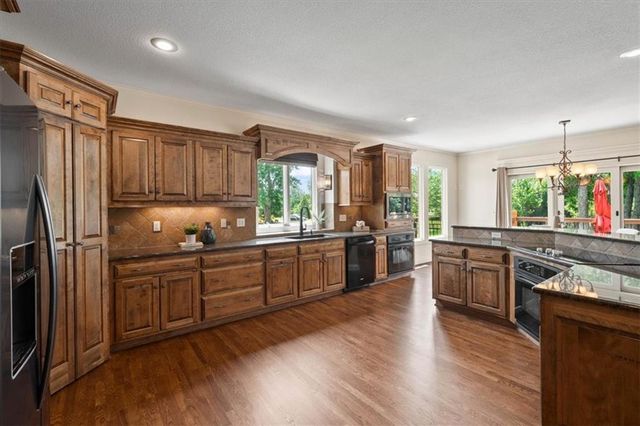 18840 Travis Lane, Stilwell, KS 66085