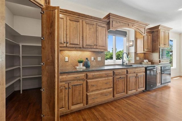 18840 Travis Lane, Stilwell, KS 66085