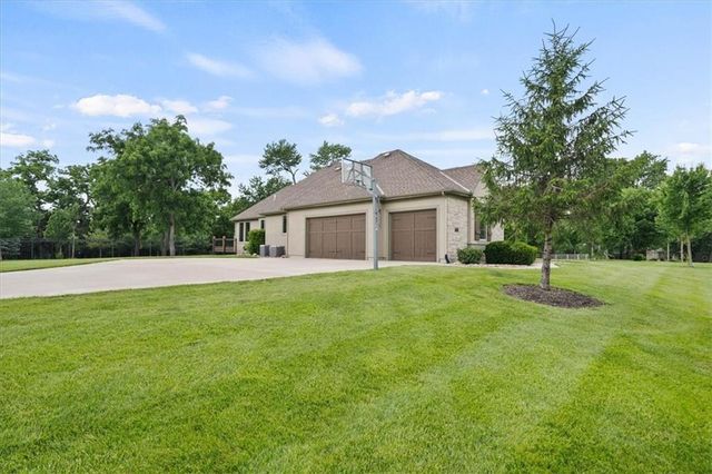 18840 Travis Lane, Stilwell, KS 66085