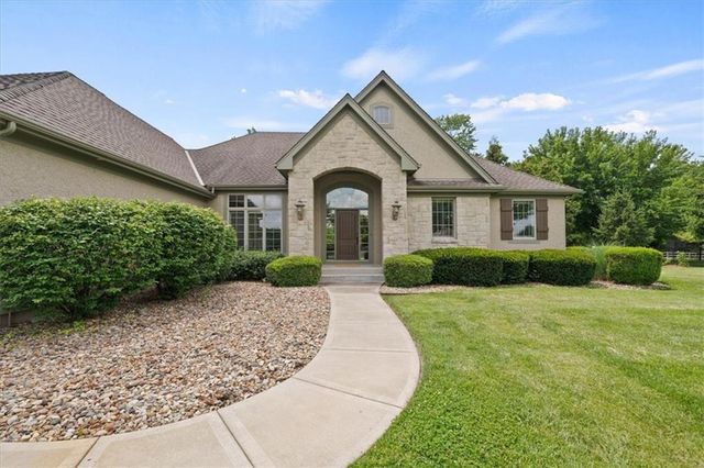 18840 Travis Lane, Stilwell, KS 66085