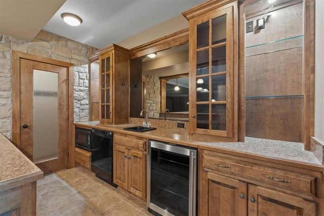 18840 Travis Lane, Stilwell, KS 66085