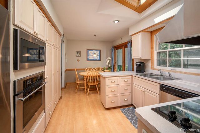 6826 Spruce Drive, Bloomfield Hills, MI 48301