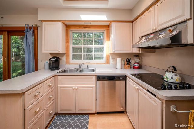 6826 Spruce Drive, Bloomfield Hills, MI 48301
