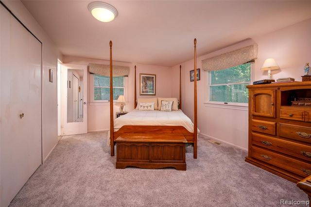 6826 Spruce Drive, Bloomfield Hills, MI 48301