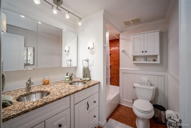 6826 Spruce Drive, Bloomfield Hills, MI 48301