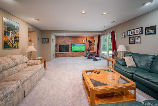 6826 Spruce Drive, Bloomfield Hills, MI 48301