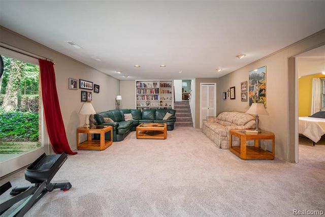 6826 Spruce Drive, Bloomfield Hills, MI 48301