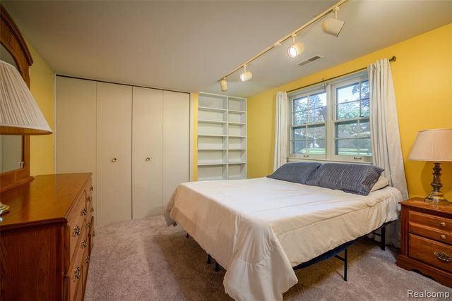 6826 Spruce Drive, Bloomfield Hills, MI 48301