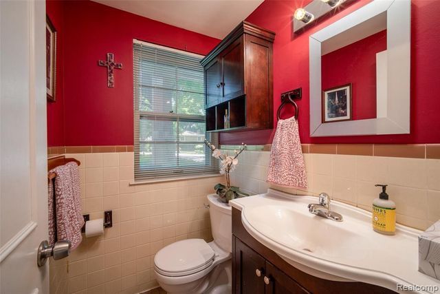 6826 Spruce Drive, Bloomfield Hills, MI 48301