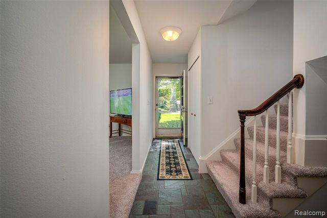 6826 Spruce Drive, Bloomfield Hills, MI 48301