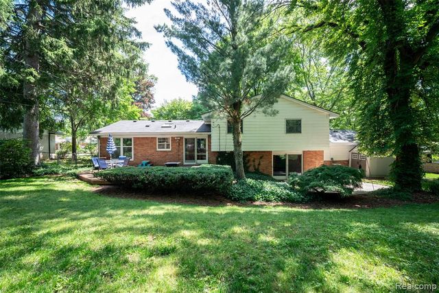 6826 Spruce Drive, Bloomfield Hills, MI 48301