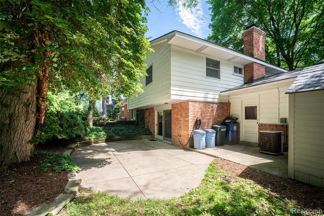 6826 Spruce Drive, Bloomfield Hills, MI 48301