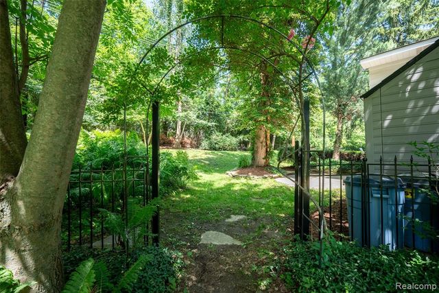 6826 Spruce Drive, Bloomfield Hills, MI 48301
