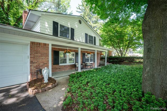 6826 Spruce Drive, Bloomfield Hills, MI 48301
