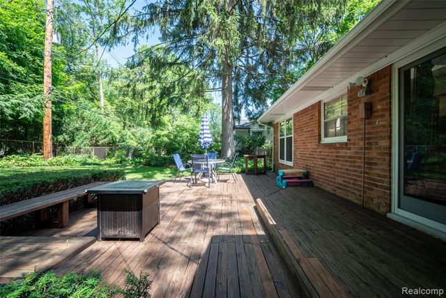 6826 Spruce Drive, Bloomfield Hills, MI 48301