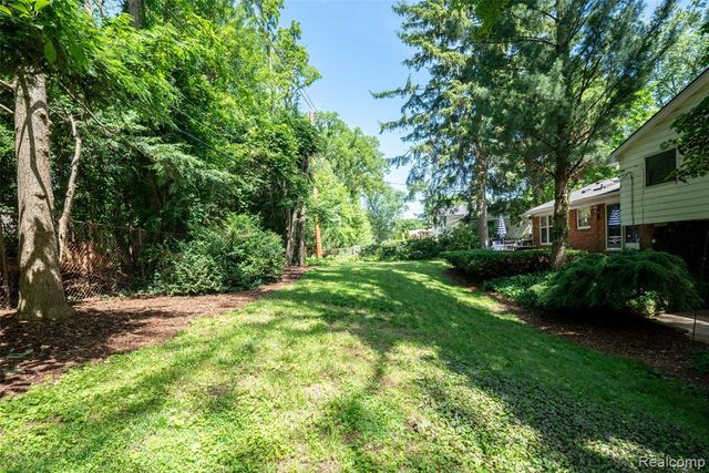 6826 Spruce Drive, Bloomfield Hills, MI 48301