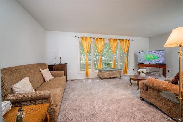 6826 Spruce Drive, Bloomfield Hills, MI 48301