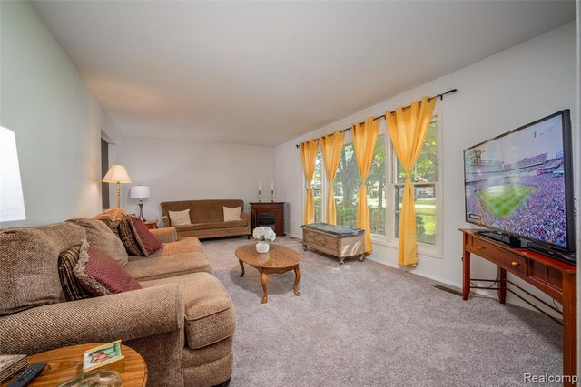 6826 Spruce Drive, Bloomfield Hills, MI 48301