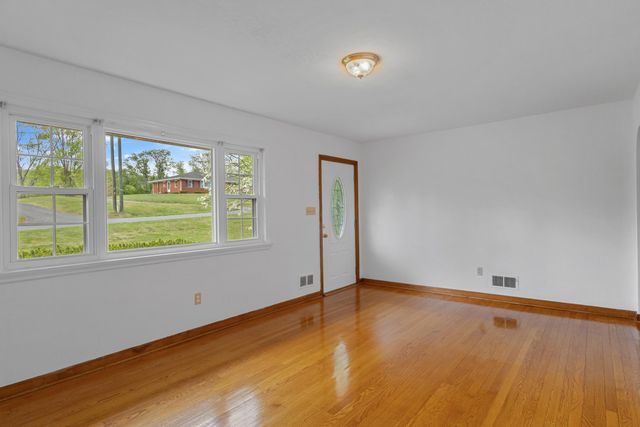 6935 Tinkerdale RD, Roanoke, VA 24019