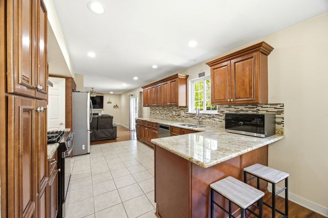 6061 Golfview Drive, Gurnee, IL 60031