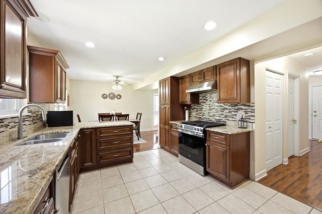6061 Golfview Drive, Gurnee, IL 60031