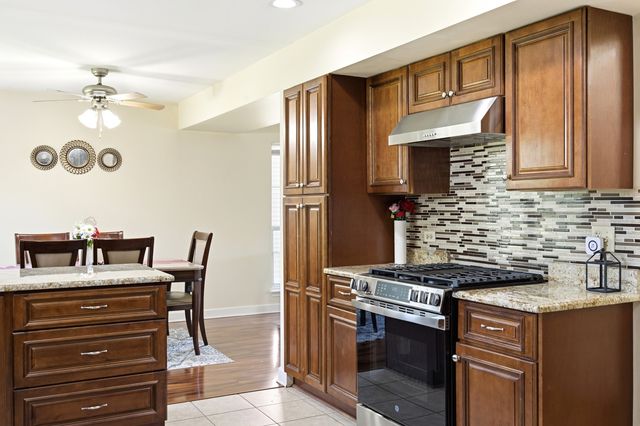 6061 Golfview Drive, Gurnee, IL 60031
