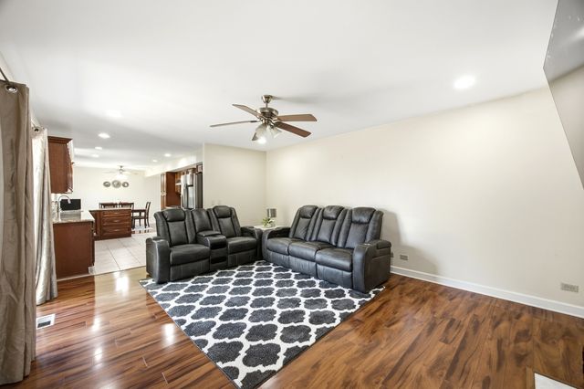 6061 Golfview Drive, Gurnee, IL 60031