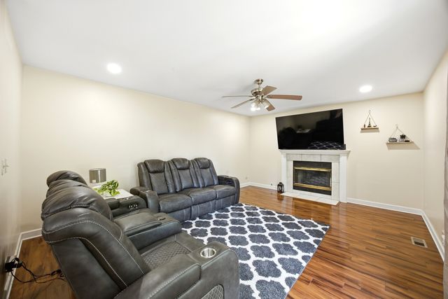 6061 Golfview Drive, Gurnee, IL 60031