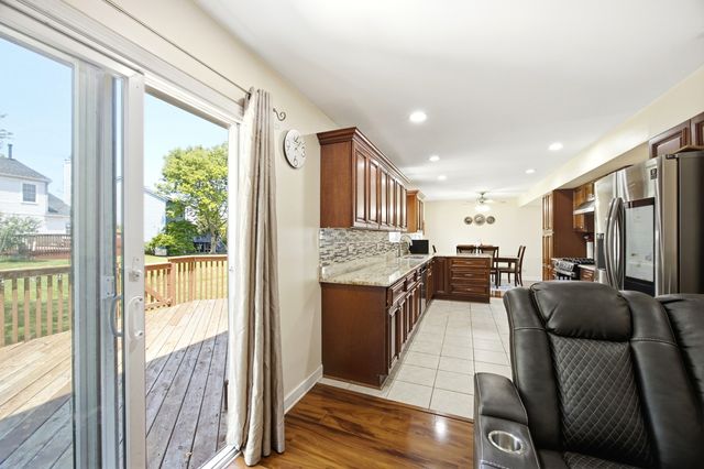6061 Golfview Drive, Gurnee, IL 60031