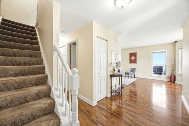6061 Golfview Drive, Gurnee, IL 60031