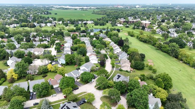 6061 Golfview Drive, Gurnee, IL 60031