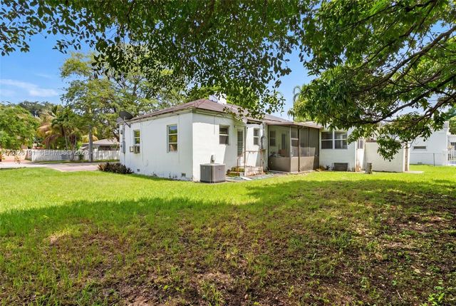 1279 NW 41st St, Miami, FL 33142