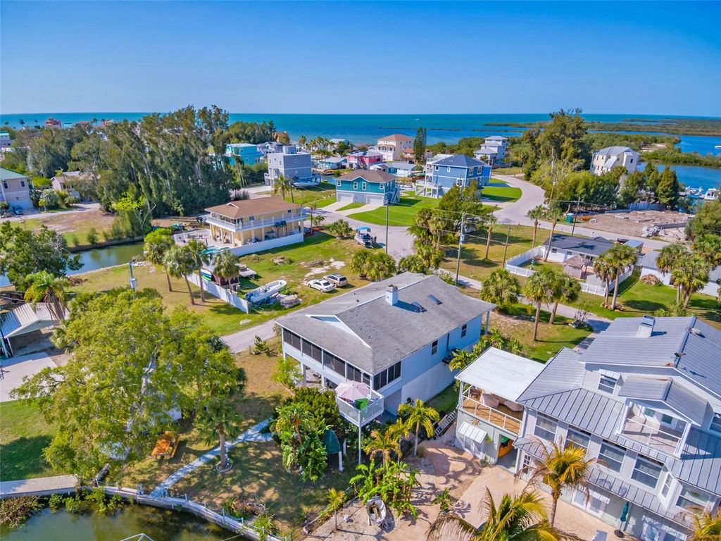 Image 8 of property listing at 6810 SEAVIEW BOULEVARD, Hudson, FL 34667