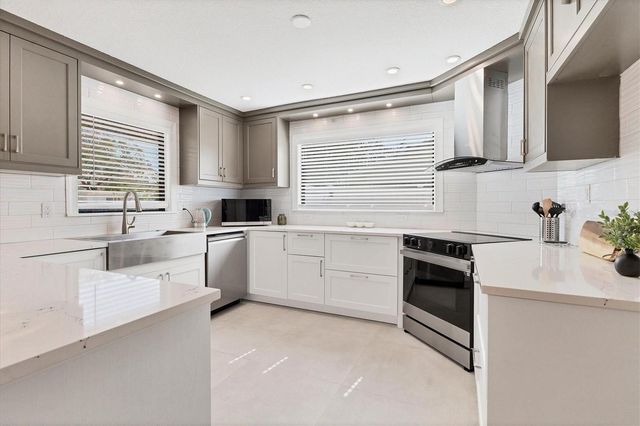 2553 E PAULSTAN COURT, Sarasota, FL 34237