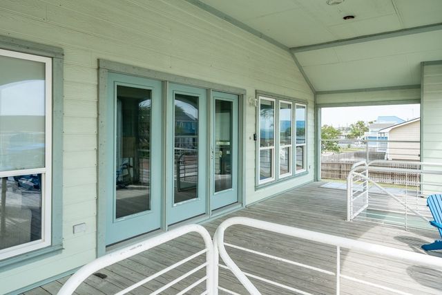 1819 Bay Shore Dr, Rockport, TX 78382