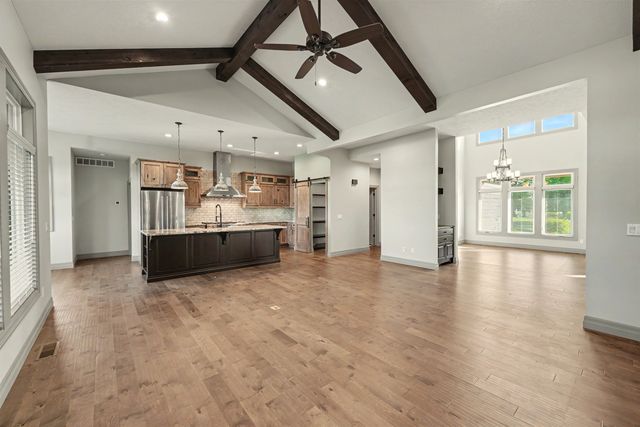 1825 Overlook Dr, Salina, KS 67401