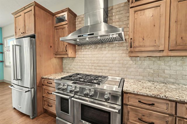 1825 Overlook Dr, Salina, KS 67401
