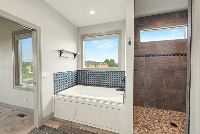 1825 Overlook Dr, Salina, KS 67401