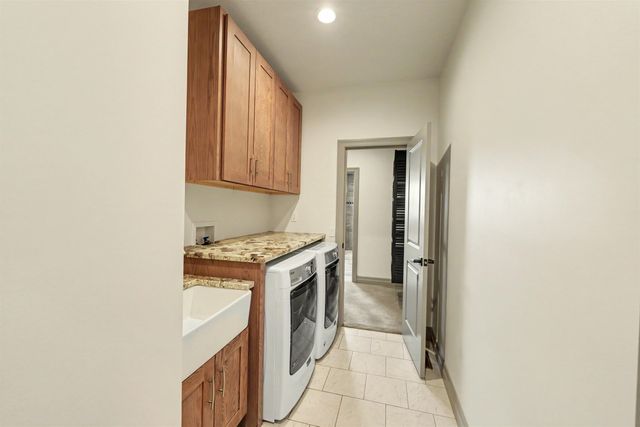1825 Overlook Dr, Salina, KS 67401