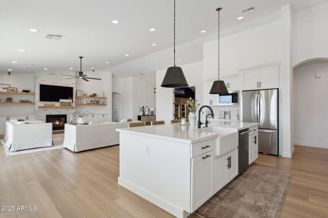 576 E Tanglewood Trail, Phoenix, AZ 85085