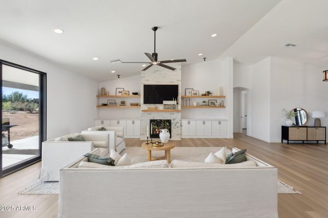 576 E Tanglewood Trail, Phoenix, AZ 85085