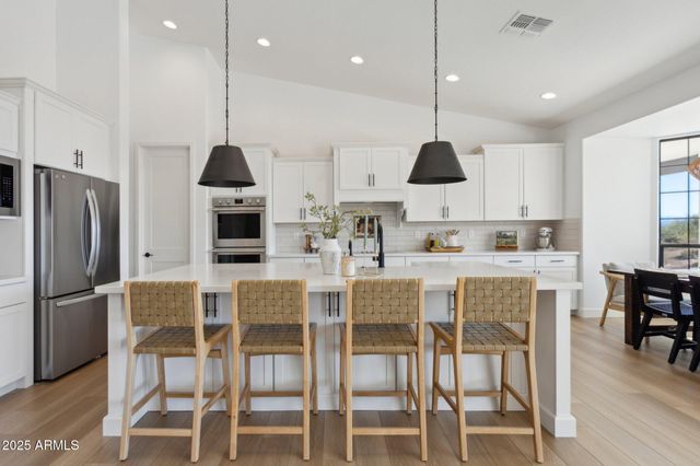 576 E Tanglewood Trail, Phoenix, AZ 85085