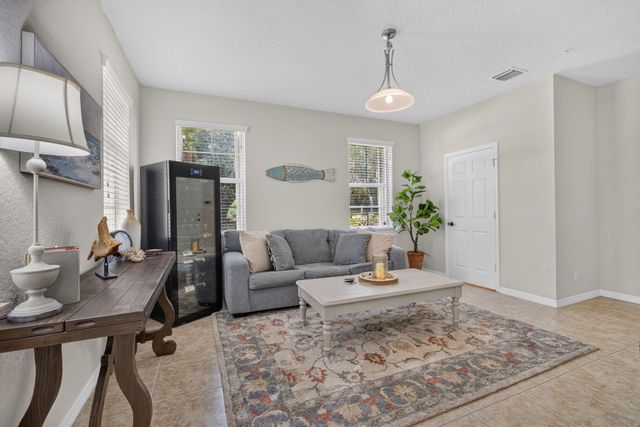 128 W Royal Palm Circle 101, Jupiter, FL 33458