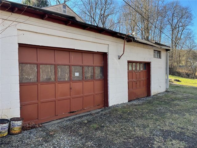 222 Whitten Hollow Rd, New Kensington, PA 15068