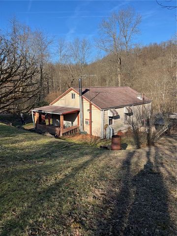 222 Whitten Hollow Rd, New Kensington, PA 15068