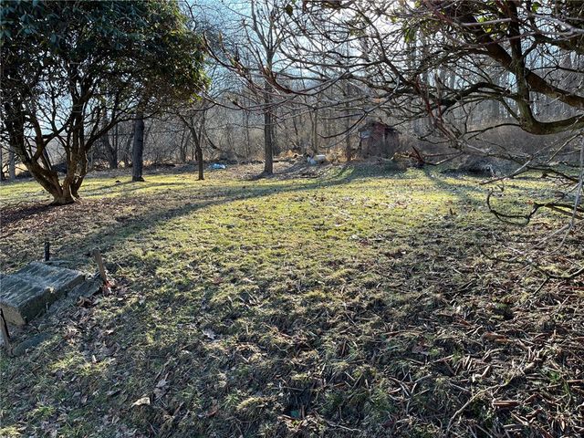 222 Whitten Hollow Rd, New Kensington, PA 15068