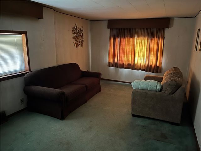 222 Whitten Hollow Rd, New Kensington, PA 15068