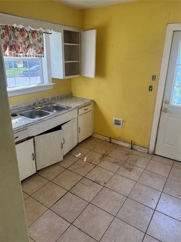 5745 Newport Street, Houston, TX 77023