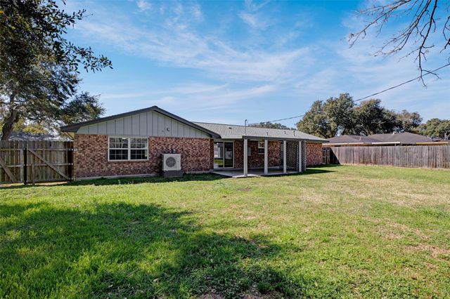 605 Helms Avenue, Wharton, TX 77488