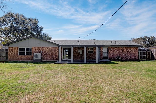 605 Helms Avenue, Wharton, TX 77488